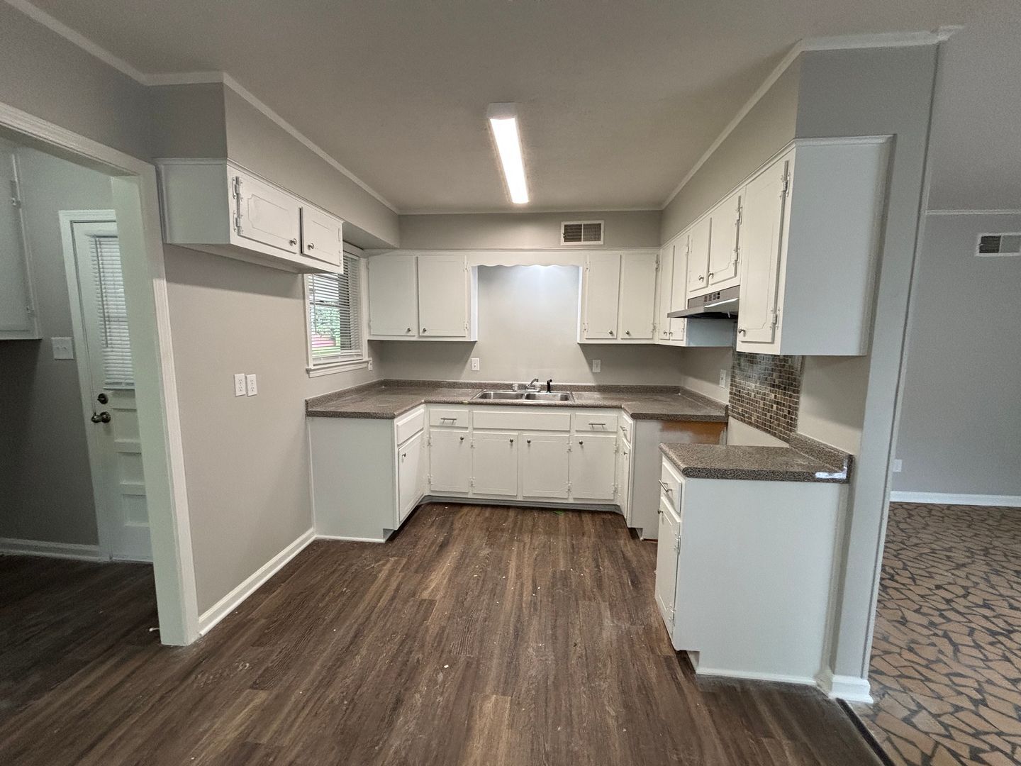 Building Photo - Welcome to this charming 3-bedroom, 1.5-ba...