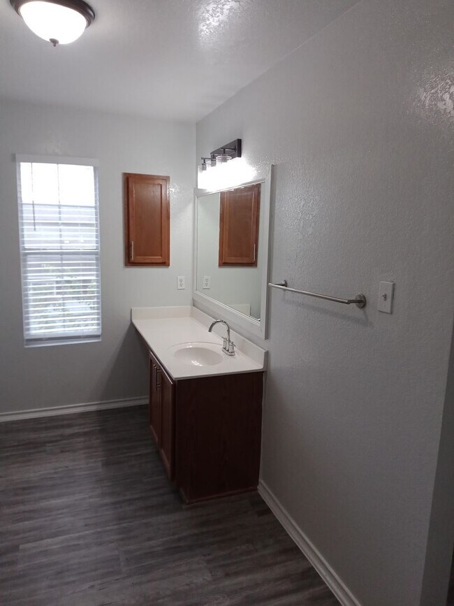 Building Photo - Spacious 4 Bed / 2.5 Bath Home