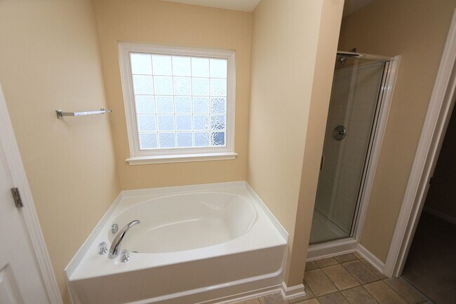 Building Photo - Beautifully Maintained End Unit Townhome i...