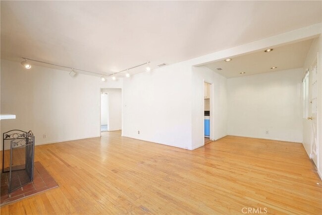 Building Photo - 5446 Columbus Ave