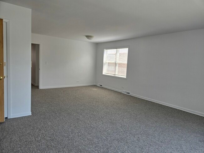 Building Photo - 6039 N Artesian Ave