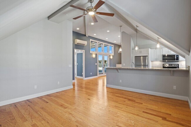 Building Photo - 303 Islington St