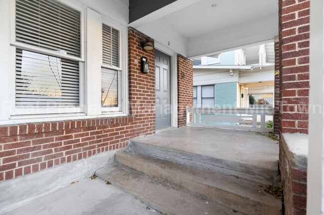 Building Photo - Charming studio 1-bathroom townhome in the...