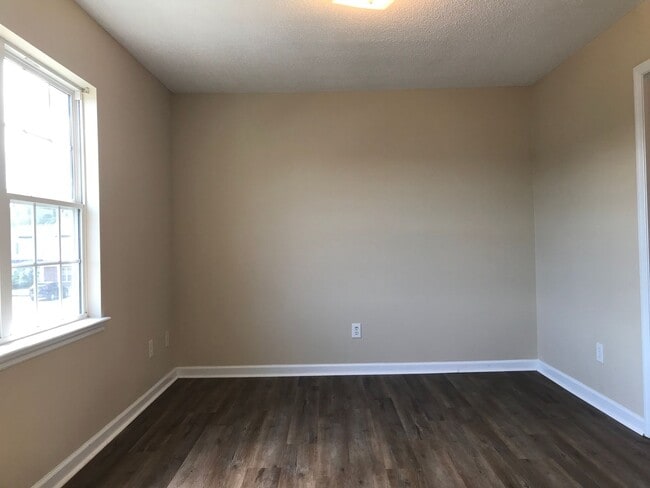 Building Photo - Well Maintained 2 Bedroom 2.5 Bathroom Townhome