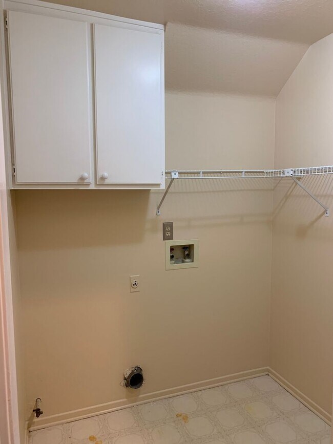 Building Photo - Modern Comfort Meets Tranquil Living in Newbury Park