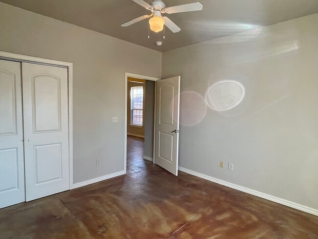 Building Photo - Spacious 2 bed 2 bath in the Plaza Distric...