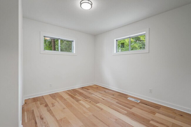 Building Photo - Modern Charm in Desirable East Ridge Neighborhood