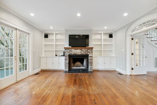 Building Photo - Gorgeous Historic South of Broad Home