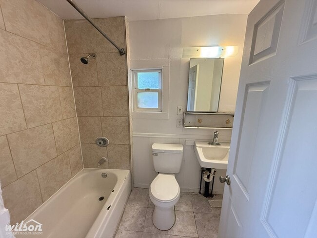 Building Photo - 2 Bedroom, 1 Bath Home with a Large Backyard!
