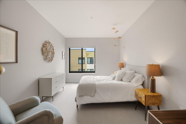 Building Photo - Top Floor 2 Bedroom Flat for Rent at Plant...