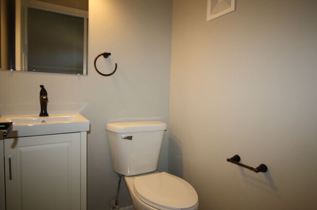 Building Photo - 3 Bedroom Townhouse