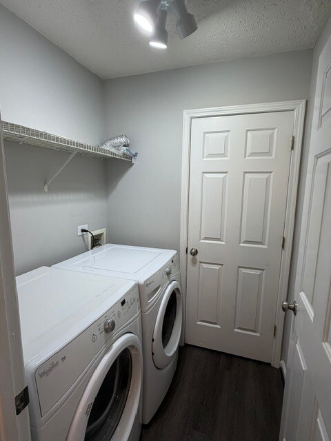 Laundry room w utility closet - 387 Ayelsbury Ct