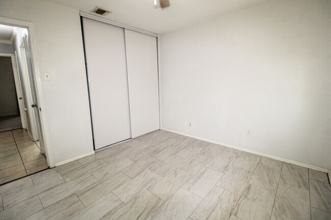 Building Photo - 10535 Breeds Hill Dr