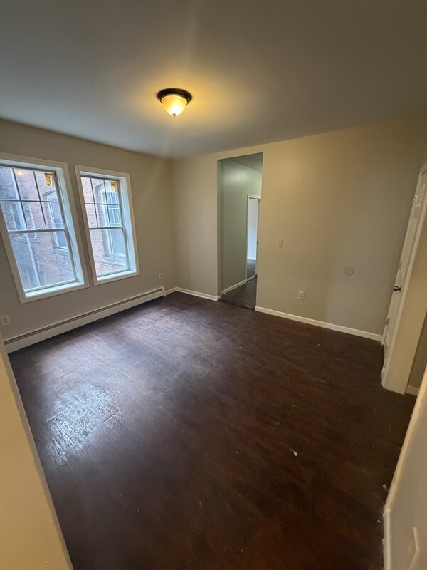 Building Photo - 270 Sigourney St