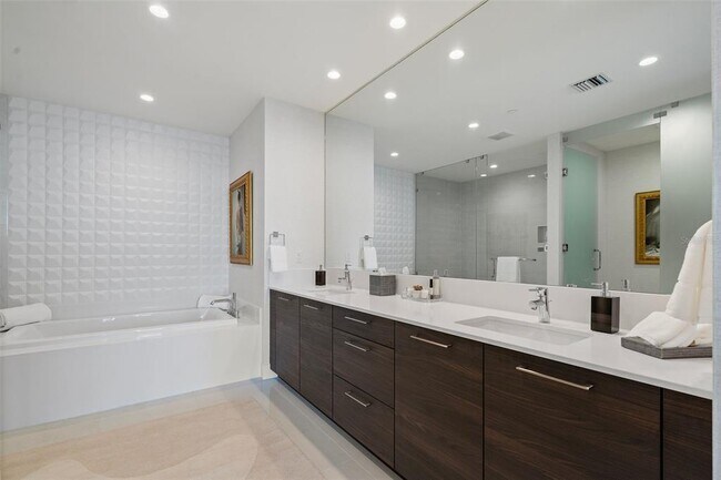 Building Photo - 301 1st St S