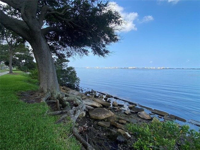 Building Photo - 2084 Ridgelane Rd