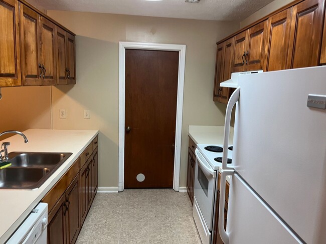 Building Photo - Cedar Chase - 3 Bedroom available August 2...