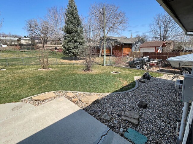 Building Photo - ~ APPLICATIONS PENDING ~ 4 bedroom, 2 bath...