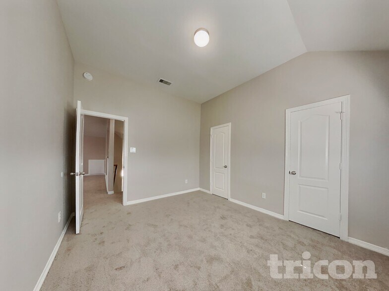 Building Photo - 8026 N Tarrytown Crossing Dr