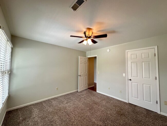 Building Photo - 3 BR 2 1/2 BA Townhome with Community Pool