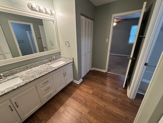 Building Photo - Beautiful 2 Bedroom 1.5 Bath Town Home! Ne...