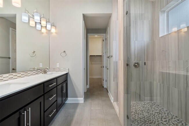 Building Photo - 5004 Mandevilla Dr