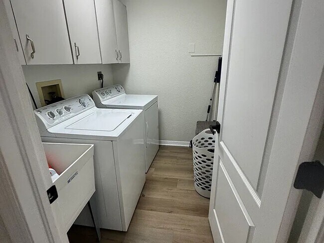Building Photo - 3 Bed/2 Bath Clearwater Home with Pool: Av...