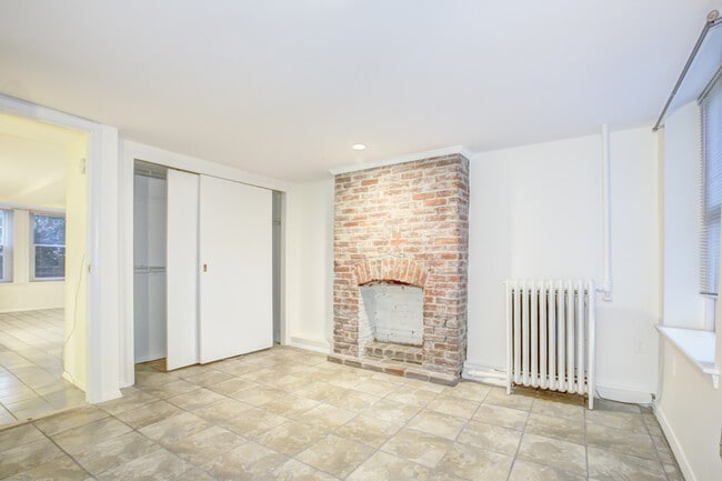 Building Photo - 1217 1/2 Independence Ave SE-
