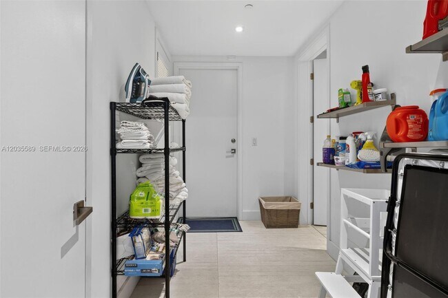 Building Photo - 5500 Island Estates Dr