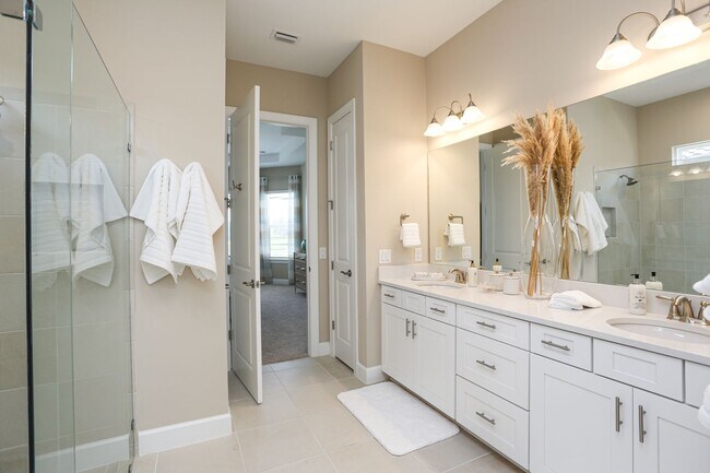 Building Photo - BRAND NEW** STUNNING POOL HOME**PROFESSIONALLY DECORATED**3 BEDS + DEN/ 3 FULL BATHS***ESPLANADE ...