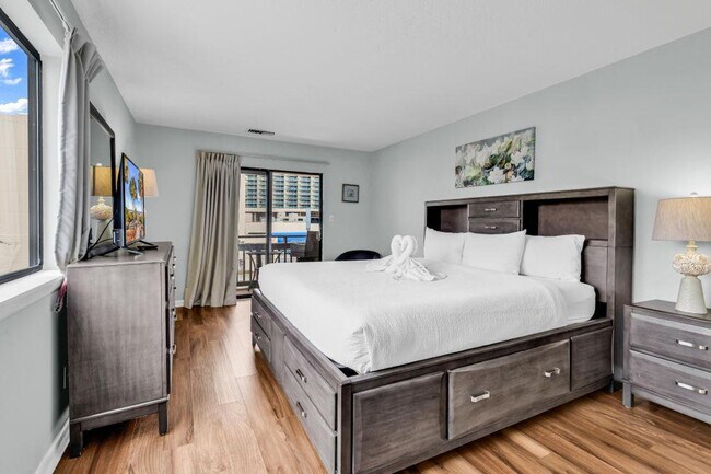 Building Photo - 202 75th Ave N