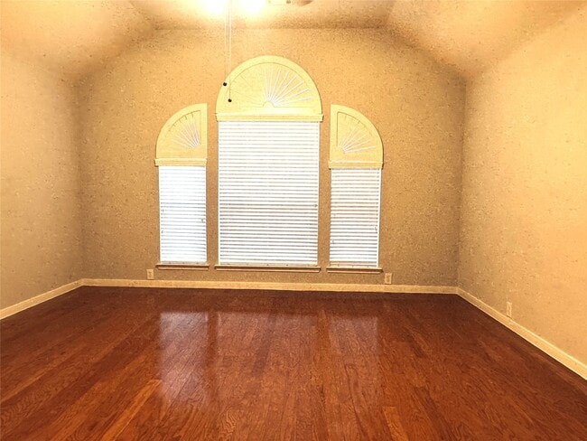 Building Photo - 2910 Sandleigh Dr