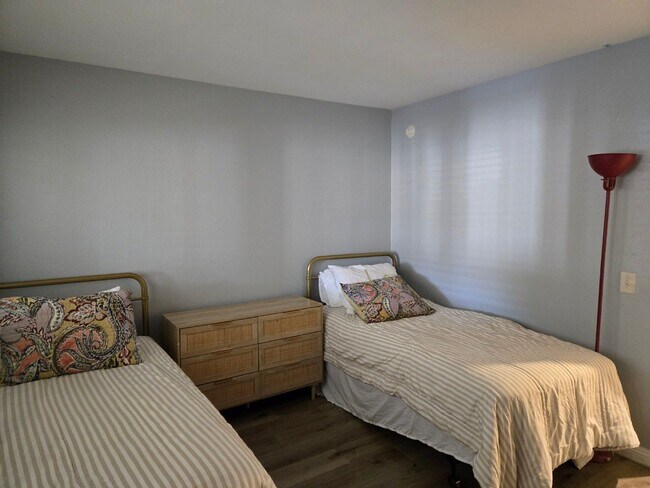 Building Photo - Ground-floor San Carlos stunning single-story condo available immediately.