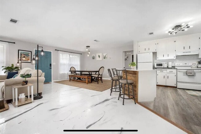 Primary Photo - 2001 N 61st Ave