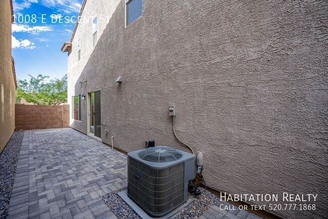 Building Photo - 1008 E Descent St