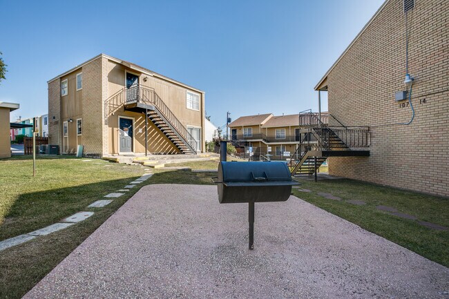 Building Photo - 923 Vance Jackson