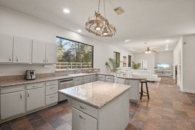 Building Photo - 5 Oak Crest Cir