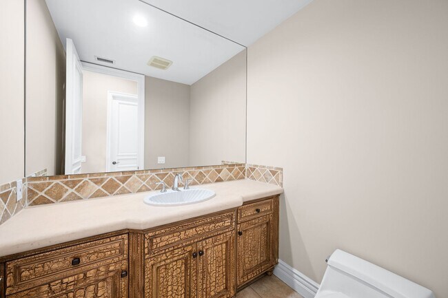 Building Photo - Elegant Dream Escape - Hills of Studio City
