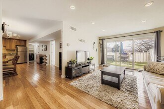 Building Photo - Intern Housing Available-Furnished Flexible lease terms Large 3 bedroom, 2 bathroom peaceful condo