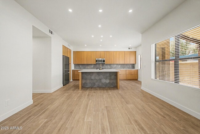 Building Photo - 2084 N Sunset Dr
