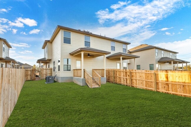 Building Photo - 3 Bedroom, 2.5 Bathroom Duplex in New Brau...