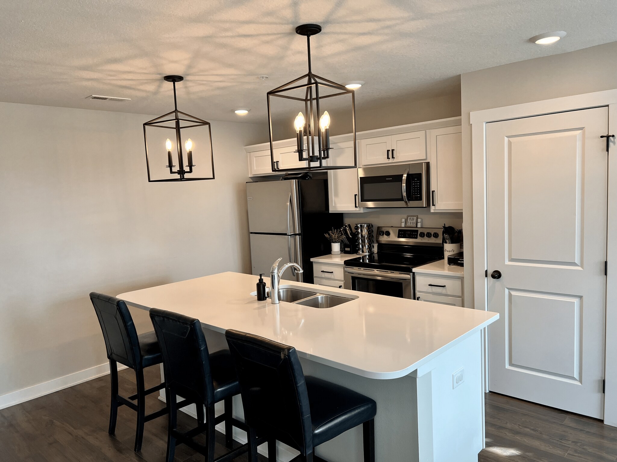 Building Photo - 170 NE 23rd Ln