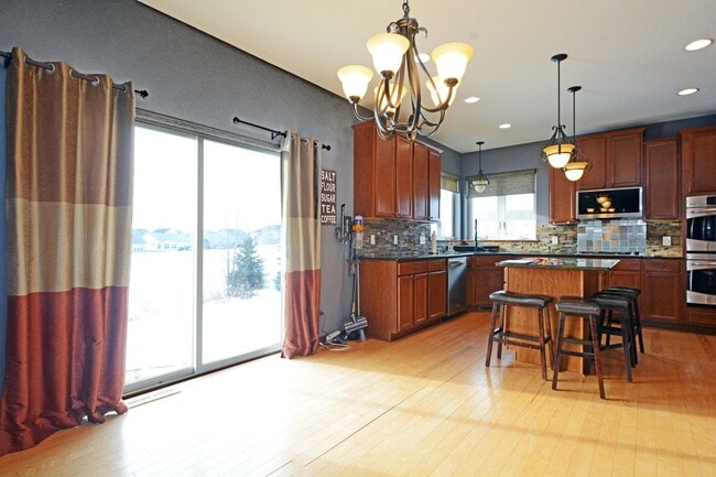 Building Photo - Spacious 5-Bed 4-Bath Home Available in Chaska - Great Location!