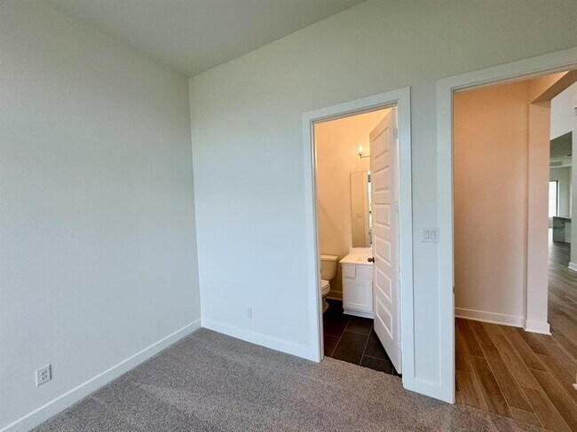 Building Photo - 31019 Sun Vly Dr