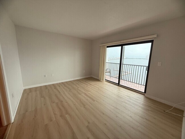 Building Photo - Stunning 8th floor Riverfront Condo