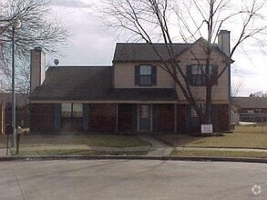 Building Photo - 2301 Sweetbriar Ct