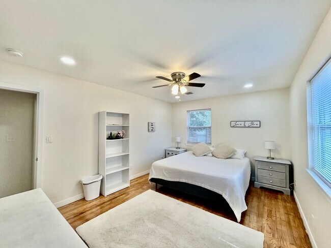 Building Photo - Gorgeous Fully Furnished 3 Bed/2 Bath Home...