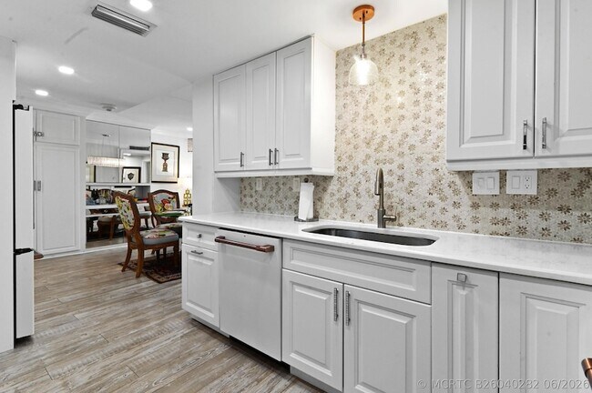 Building Photo - 2840 S Ocean Blvd