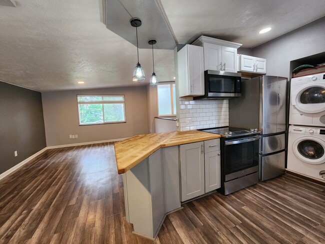 Building Photo - Remodeled 2 Bedroom in Lakewood! Great Loc...