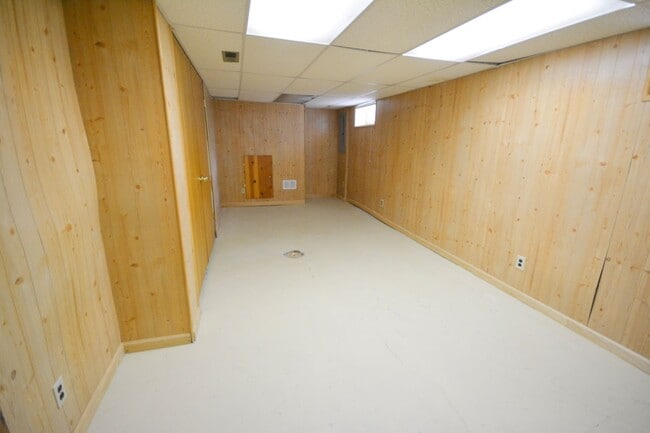 Building Photo - Beautiful 4 Bedroom With Modern and Unique...